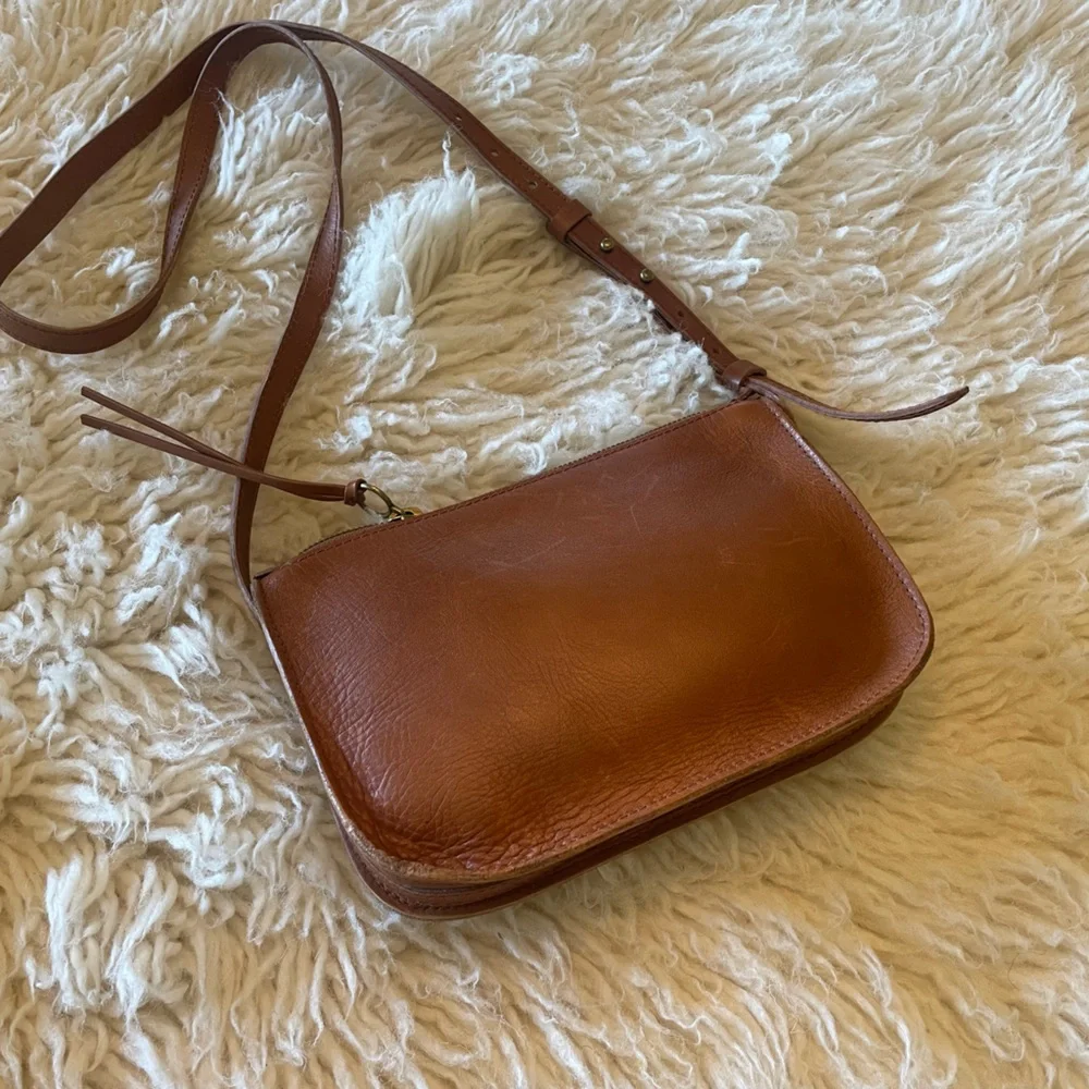 Madewell | the Simple Crossbody Bag ~ English Saddle - Picture 4 of 7